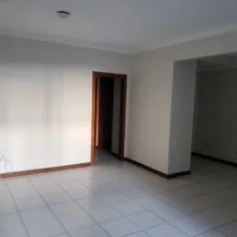 Hall de entrada com piso de cerâmica e parede branca.
