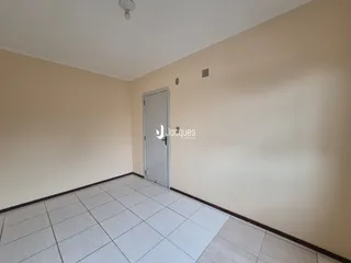 Hall de entrada com piso de cerâmica claro.