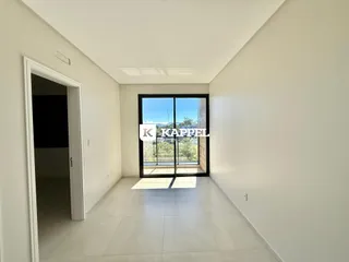 Hall de entrada com porta de vidro que dá para a vista externa.
