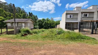 Vista externa de uma residência em Lajeado, Brasil, com vegetação ao redor.