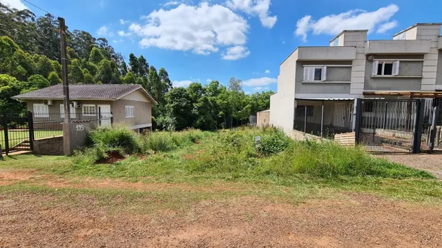 Vista externa de uma residência em Lajeado, Brasil, com vegetação ao redor.