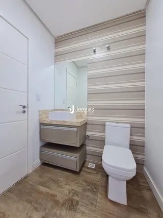 Foto de um banheiro com bancada e vaso sanitário em um imóvel.