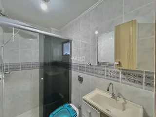 Foto de um banheiro com revestimento de azulejos brancos e azuis.