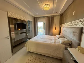 Quarto espaçoso com cama e armário em um apartamento.