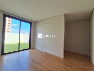 Sala de estar com piso de madeira e grande janela com vista para um gramado.
