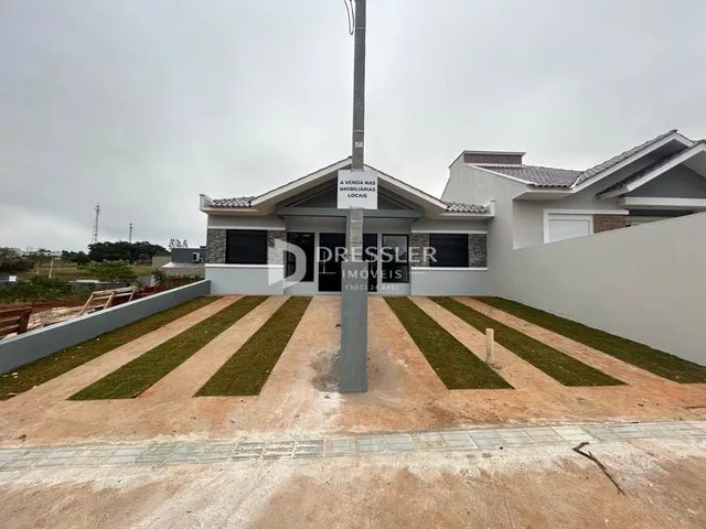 Fachada de uma casa em Lajeado, Brasil, com jardim frontal e entrada.