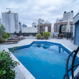 Foto de uma piscina azul em uma propriedade em Lajeado.