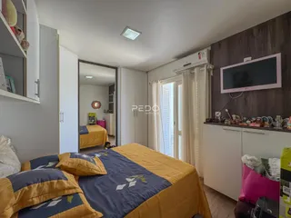 Quarto com cama grande e armários em um apartamento.