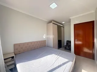 Quarto com cama e armário em um imóvel.