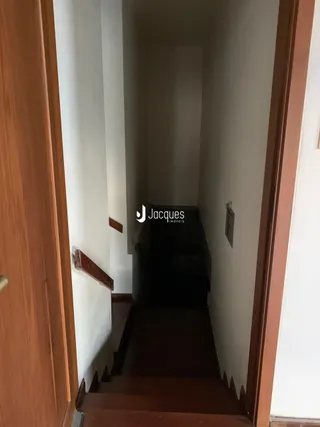 Hall de entrada com escadaria em um imóvel.