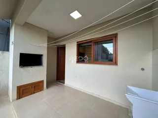 Sala de estar com piso de cerâmica e janela de madeira.