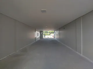 Corredor longo de uma residência em Lajeado, Brasil.