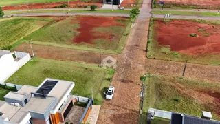 Vista aérea de um terreno com vegetação e uma estrada de terra.
