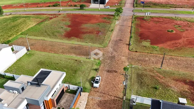 Vista aérea de um terreno com vegetação e uma estrada de terra.