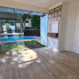Sala de estar com grande janela de vidro que oferece vista externa.