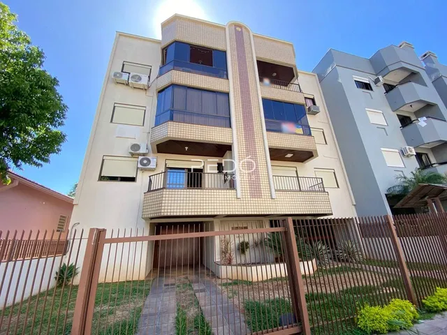 Fachada de um prédio residencial em Lajeado, Brasil, com varandas e cerca de ferro.