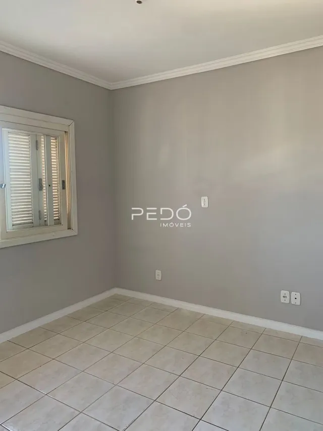 Ambiente interno de uma sala com piso de cerâmica clara.