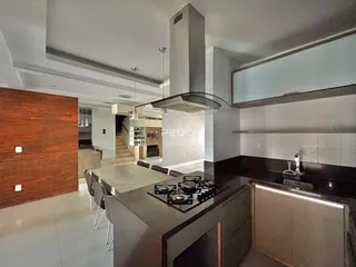 Interior de uma sala de jantar e cozinha moderna em um apartamento.