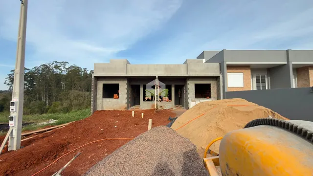 A fachada de uma construção residencial em Lajeado, Brasil, mostrando a estrutura em concreto.