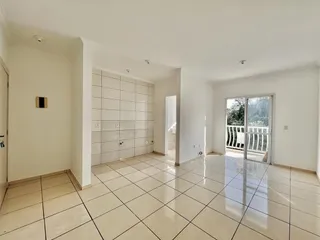 Foto de um ambiente interno com piso de cerâmica claro.