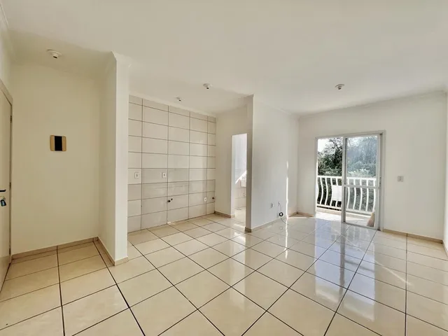 Foto de um ambiente interno com piso de cerâmica claro.