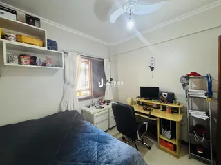 Quarto com estantes e uma janela.