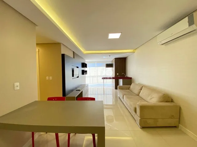 Ambiente interno moderno com sala de estar e jantar em Lajeado.