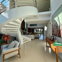 Vista de um hall com escadaria moderna em um imóvel em Lajeado, Brasil.