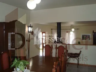 Ambiente interno com piso de madeira e portas de madeira.