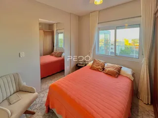 Quarto com cama de casal e janela em um imóvel no Brasil.