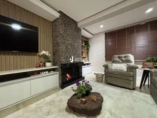 Sala de estar moderna com lareira e sofá em um imóvel no Brasil.