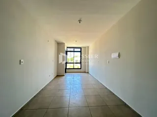 Corredor interno de uma residência com piso de cerâmica.