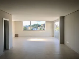 Ambiente interno amplo com grande janela de vista para a paisagem.
