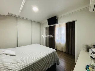 Quarto com cama e janela em um imóvel no Brasil.