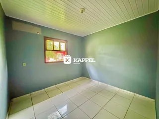 Ambiente interno com paredes azuis e piso de cerâmica.