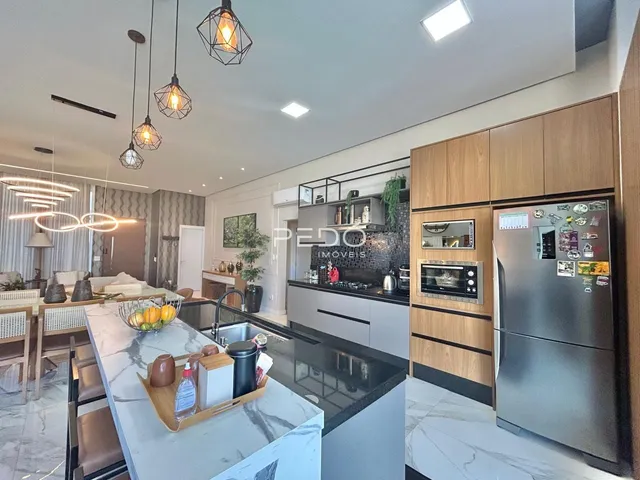 Imagem de uma cozinha e sala de jantar moderna em um imóvel.