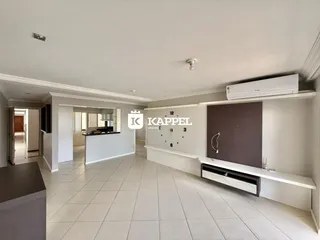Sala de estar com piso de cerâmica e ar condicionado instalado.