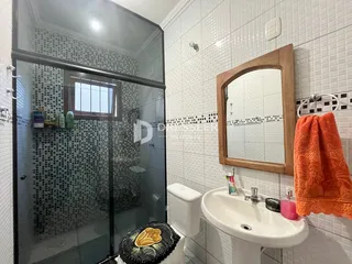 Interior de um banheiro com azulejos brancos e pretos.