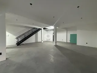 Imagem de um espaço interno amplo com escadaria.