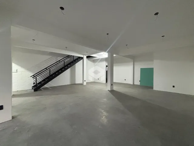 Imagem de um espaço interno amplo com escadaria.