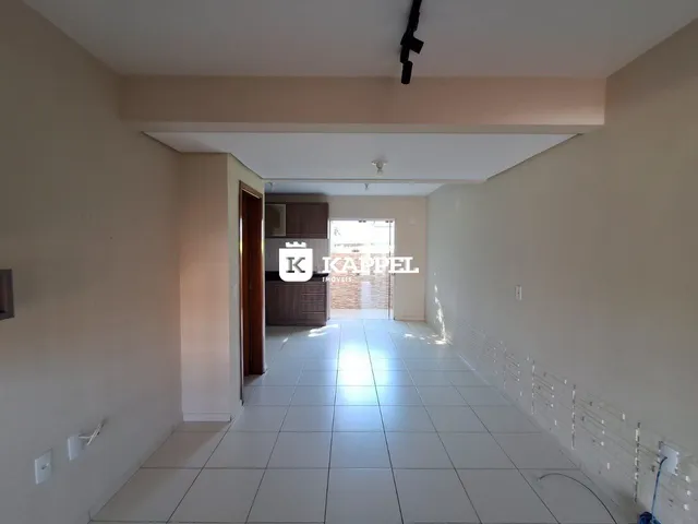 Corredor interno com piso de cerâmica e paredes claras.