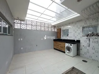 Interior de um ambiente com teto de vidro e painel decorativo.