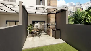 Área externa com piso de concreto e móveis de jantar.