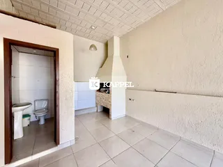 Hall de entrada com acesso a um banheiro visível e lareira.