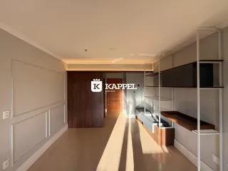 Hall de corredor com piso de madeira e estante na parede.