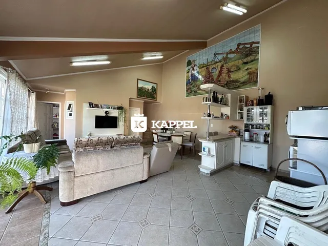 Sala de estar com sofá e decoração em ambiente interno.