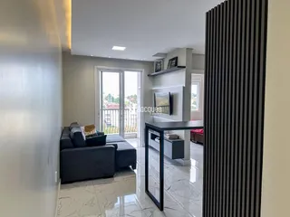 Sala de estar moderna com piso de mármore e vista para o exterior.