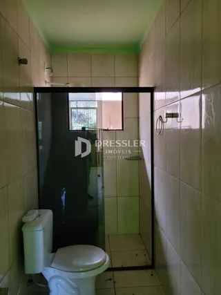 Foto de um banheiro com revestimento de cerâmica nas paredes.
