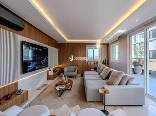 Sala de estar moderna com painéis de madeira e televisão.