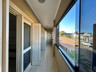 Vista de um corredor interno com janela de grande porte em uma residência no Brasil.